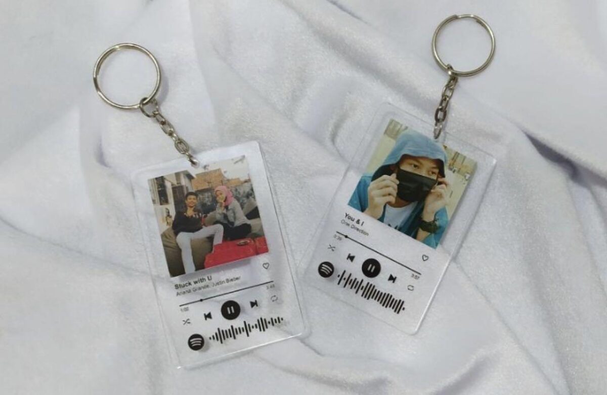 Put A Picture On Acrylic Keychain